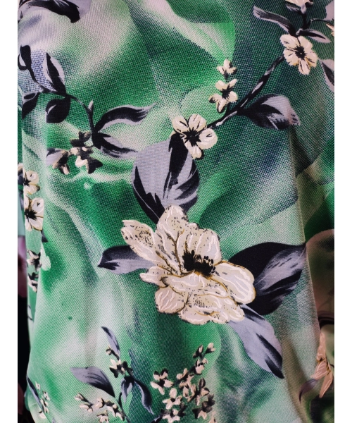 Zielona bluzka kimono z marszczonym dekoltem - wzór w kwiaty